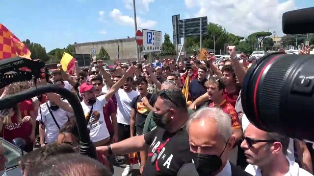 José Mourinho sbarca a Roma, tifosi giallorossi in delirio a Ciampino e Trigoria