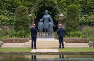 ウィリアム王子とヘンリー王子、今は亡き母ダイアナ妃の像除幕式で再会