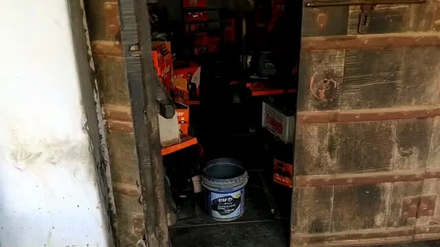चोरों की धमाचौकड़ी, ताले तोड़कर नकदी व सामान पार