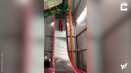 Mann überwindet Höhenangst auf Rutsche