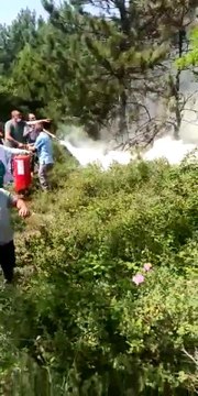 Sağlık çalışanları yangın tüpleri ile yanan ormanı söndürmeye koştu