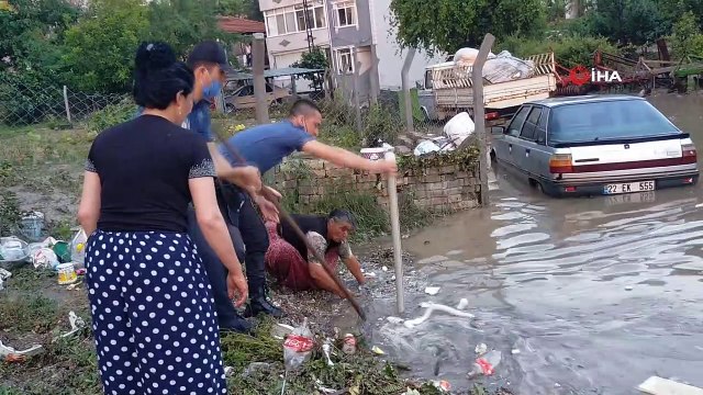 Edirne’de sağanak yağış sokakları göle çevirdi, iş yerlerini su bastı