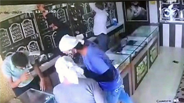 Couple tries to loot jewellery shop with help of toy gun