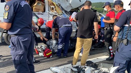 İngiliz plakalı minibüs sulama tankerine çarptı: 1 ölü