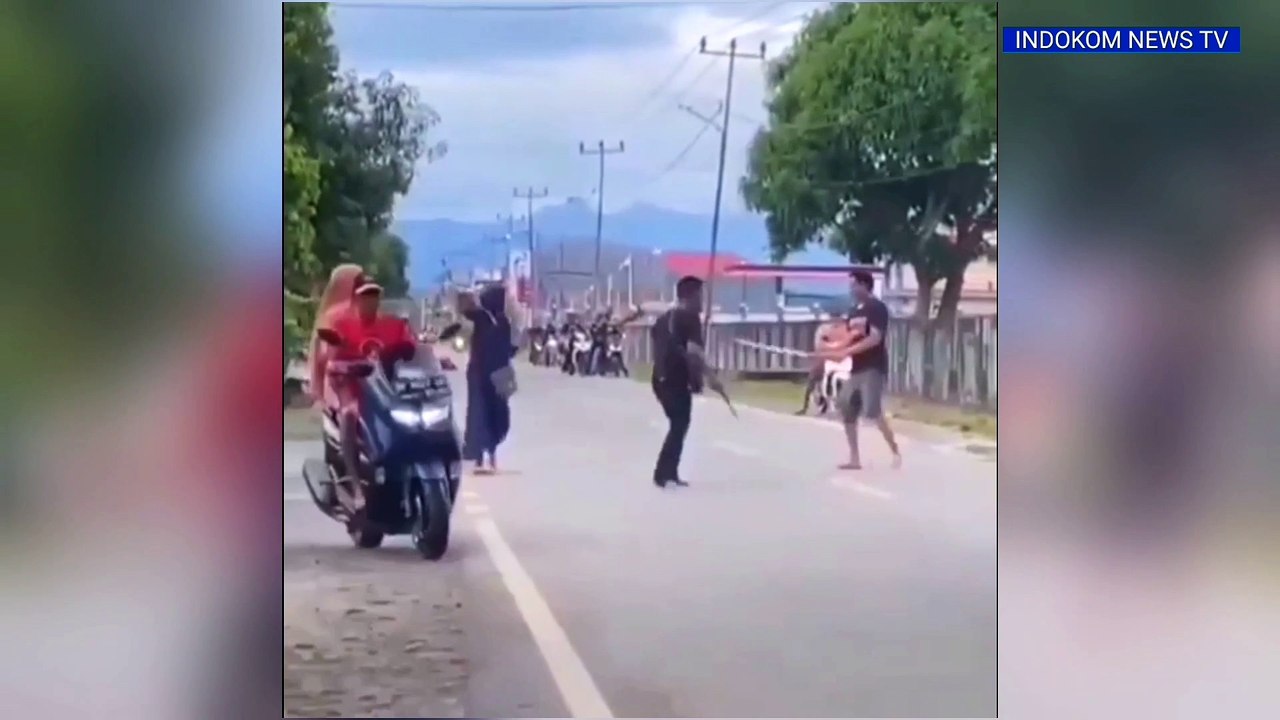 Detik-detik Perkelahian Dua Pria Pakai Senjata Tajam Dilerai Emak-emak