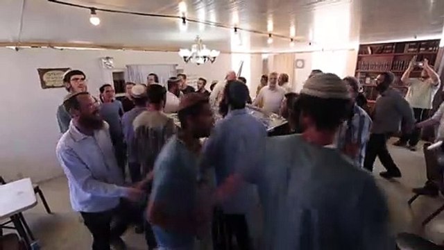 المستوطنون يغادرون بؤرة افيتار قرب نابلس بعد اتفاق مع حكومة بينيت