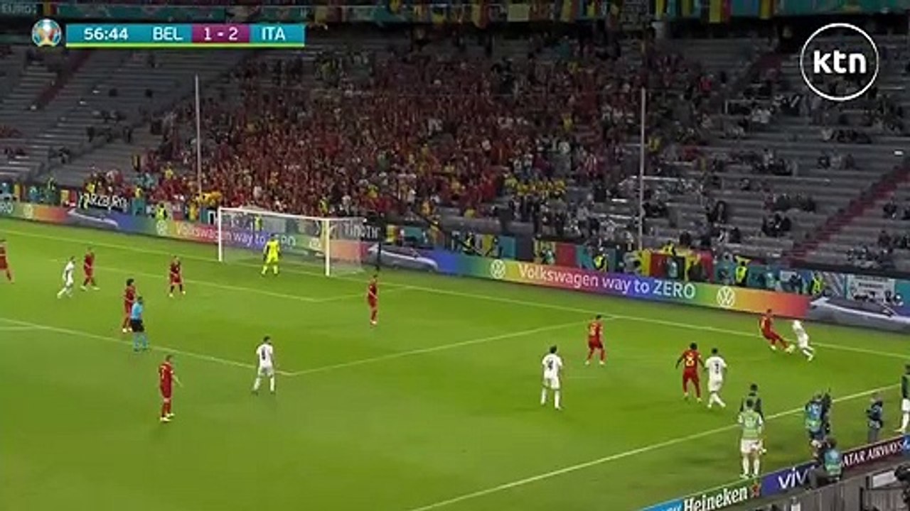 Penalty shoutout for Italy, referee waves play on