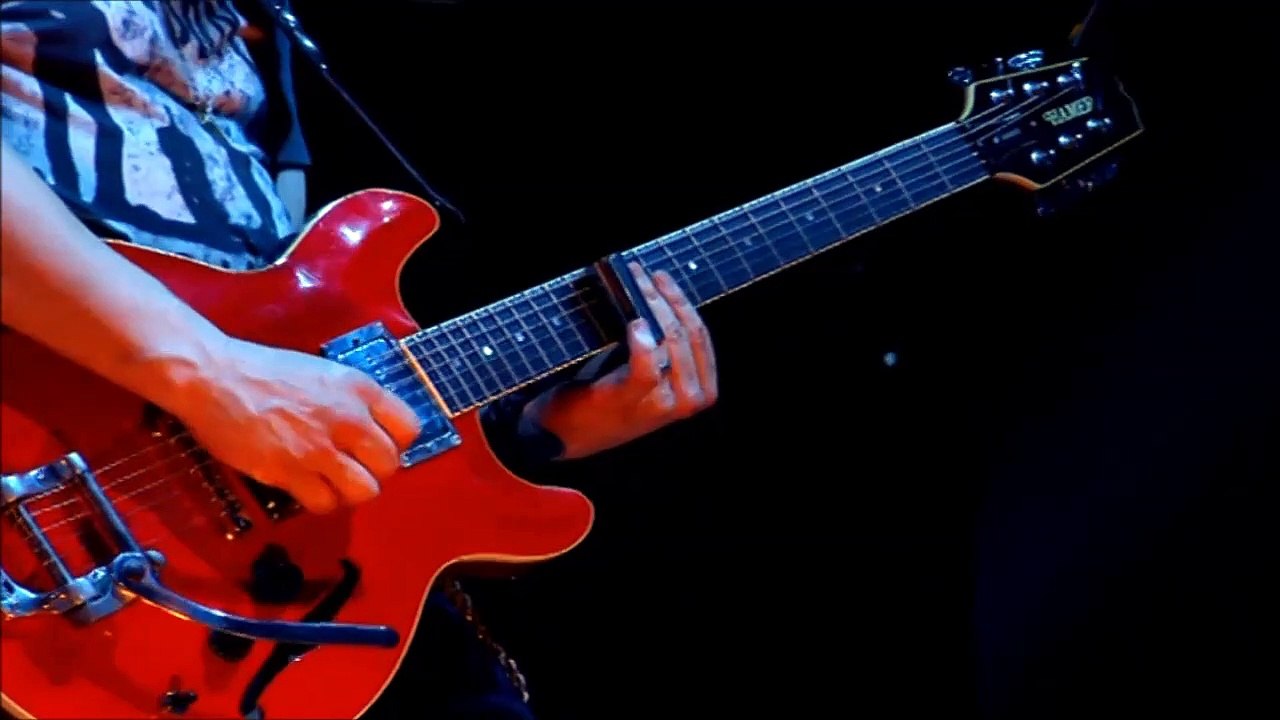 SHAKIRA — Sale El Sol | (SHAKIRA: ‎LIVE FROM PARIS BERCY / ON 13TH AND 14TH JUNE 2011) | PALAIS OMNISPORTS DE PARIS-BERCY