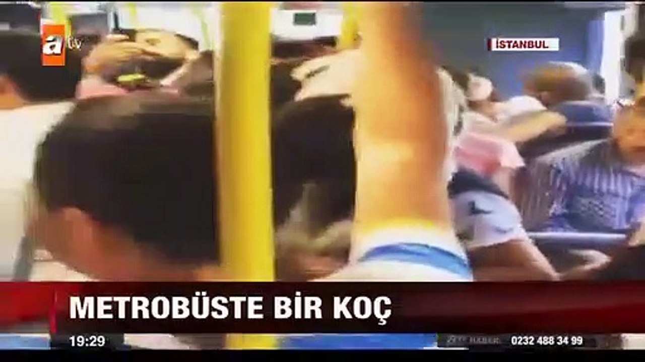Koçla metrobüse binen adam kamerada
