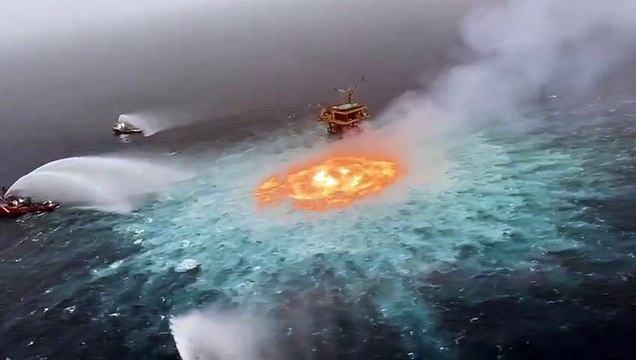 Incendio en plataforma petrolera Sonda de Campeche en el Golfo de México