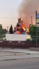 Kanada'da ateşe verilen bir kilise böyle yok edildi
