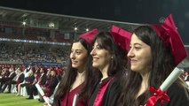 Tıp fakültesini bitiren üçüz kız kardeşlerin mezuniyet sevinci