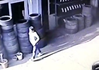 Lastikçinin bilgisayarını tişörtünün içine koyup çaldı