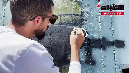 فنان فلسطيني يندد بالاحتلال من خلال رسوم غرافيتي على الجدار الإسرائيلي