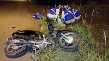 Dois motociclistas ficam feridos em acidente no cruzamento da Rua Maxakalis com a Rua Bororós no Bairro Santa Cruz