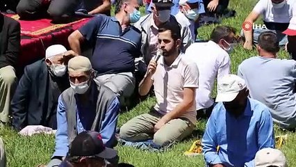 Seccadesi çim, kubbesi mavi gökyüzü olan camide namaz kılmanın huzurunu yaşadılar