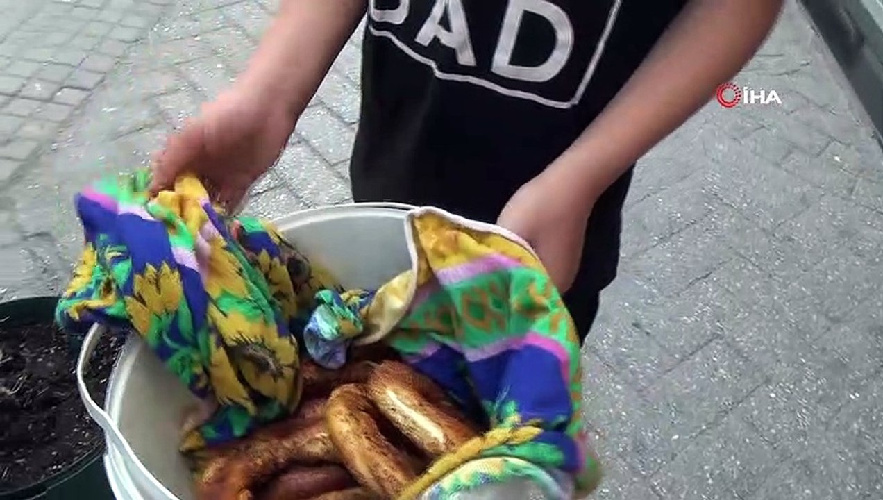 Türkmen Ahmet, karne heyecanının ardından simit satmaya devam ediyor