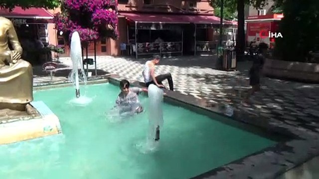 Sıcaktan bunalan çocukların süs havuzundaki tehlikeli oyunu