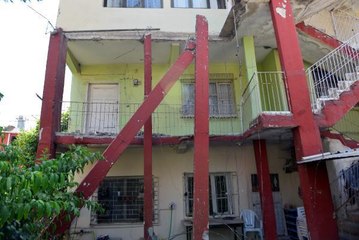 YIKIMINDA ÇALIŞTIĞI BALKON ÇÖKÜNCE ENKAZ ALTINDA KALIP YARALANDI