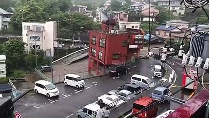 Japonya'da faciaya neden olan sel anı böyle görüntülendi
