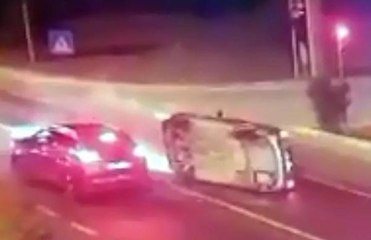 OTOMOBİL, KIRMIZI IŞIKTA BEKLEYEN OTOMOBİLE ÇARPTI: 4 YARALI