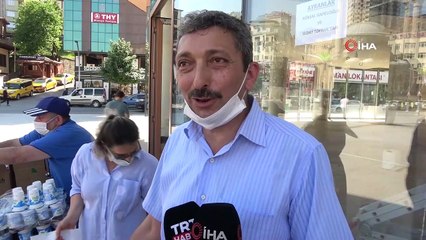 Profesör kazandığı tazminat davasıyla Rize’de ekmek arası döner dağıttırdı