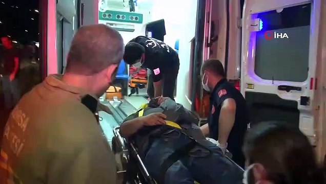 Otomobil ile ticari taksi çarpıştığı kaza anı cep telefonu kamerasına yansıdı