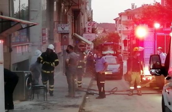 BİLECİK'TE ATÖLYE YANGINI; BİNADAN 1 KİŞİ DUMANDAN ETKİLENDİ