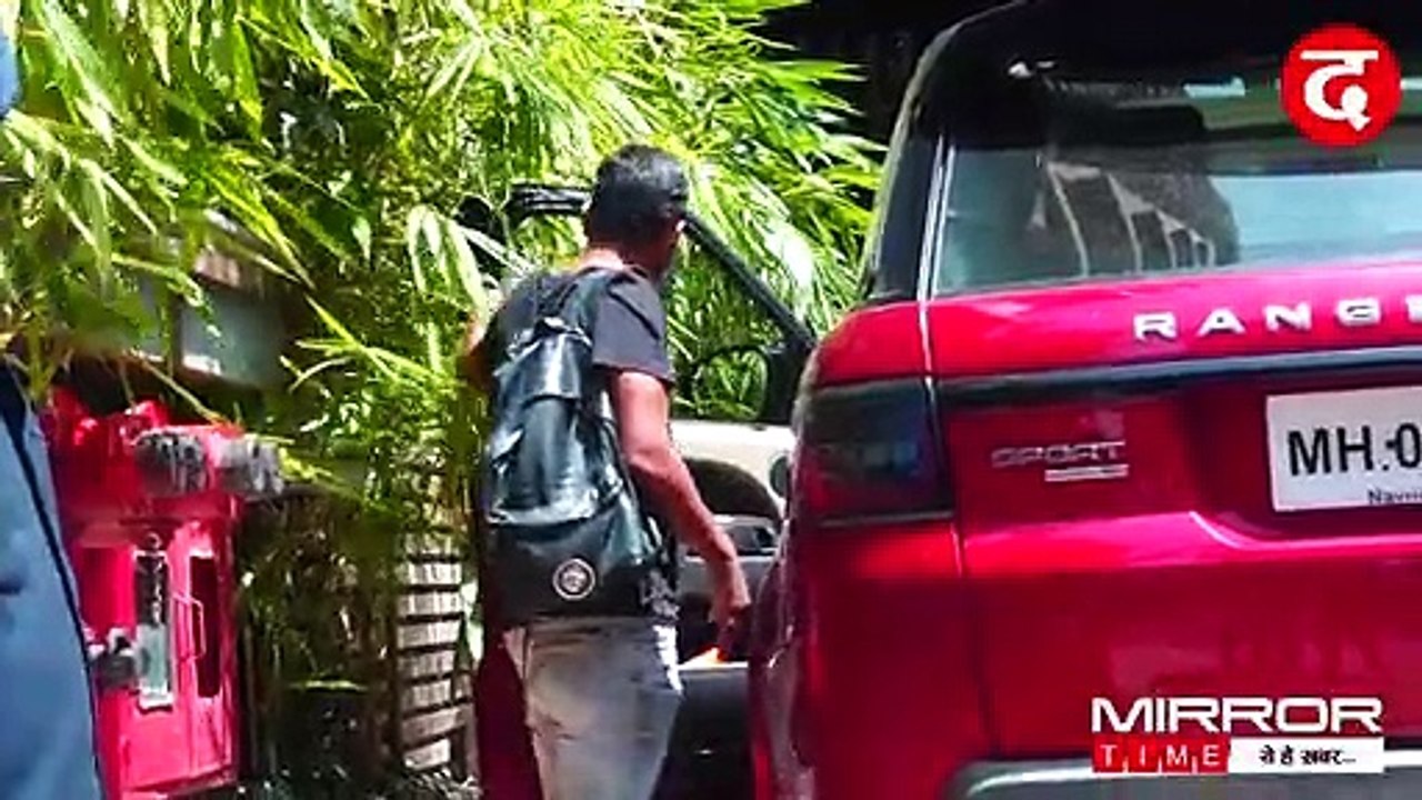 SHRUTI HASSAN SPOTTED AT SANTACRU Z | KARISMA KAPOOR SPOTTED WITH HER DAUGHTER