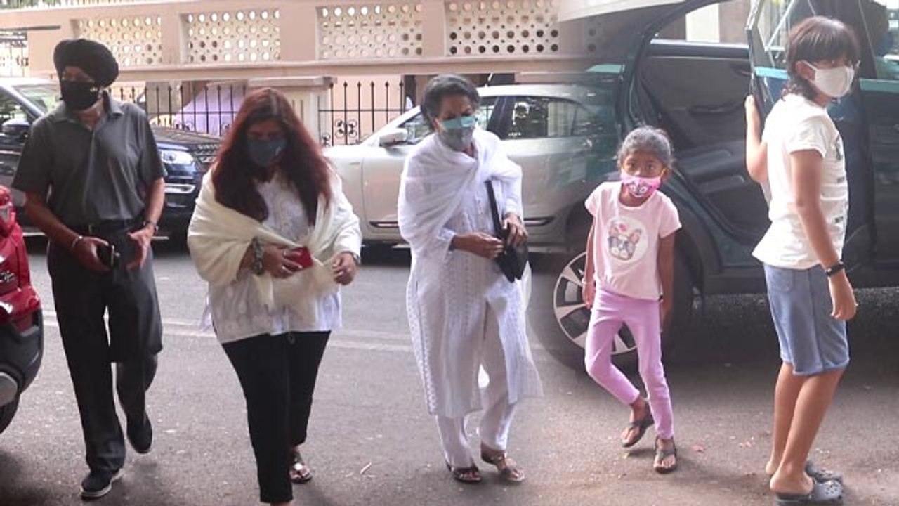 Mandira Bedi's Mom and Dad arrives at Son in law  Raj Kaushal's Prayer Meet | FilmiBeat