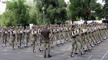 - Ukrayna'da kadın askerlere topuklu ayakkabı giydirilmesine tepki yağdı