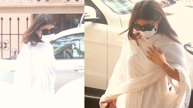 Mandira Bedi के पति Raj Kaushal की Prayer meet पर पहुंची Mouni Roy ; Watch video | FilmiBeat