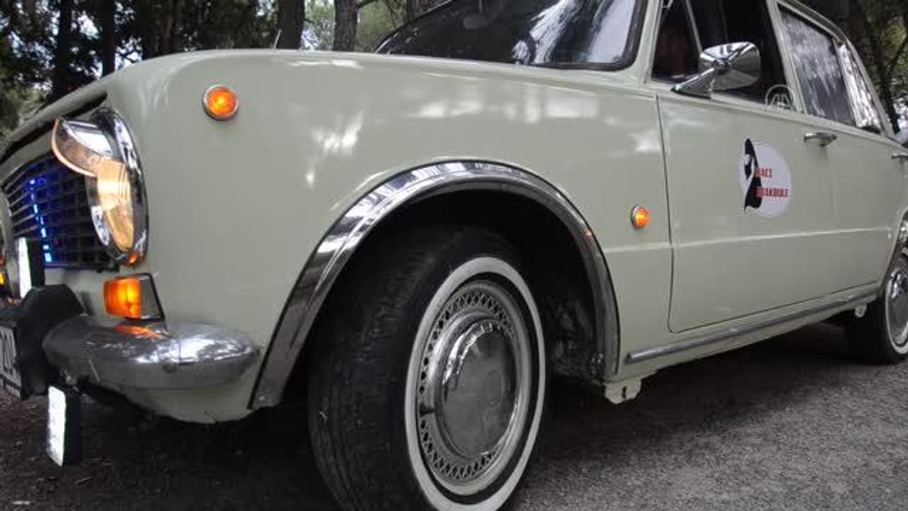 Modifiye edilerek römork bağlanan Murat 124, düğün yapacak çiftlerden ilgi görüyor