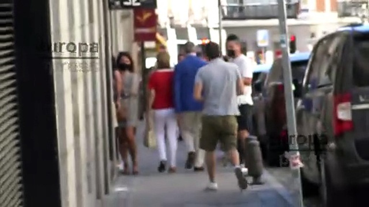 Manuel Martos con sus hijos de compras tras el anuncio de la separación con Amelia Bono