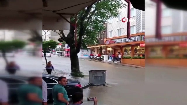 Aniden bastıran yağmur çocukları sürüklüyordu