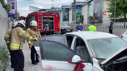 Konvoy halindeki gelin arabası alev aldı