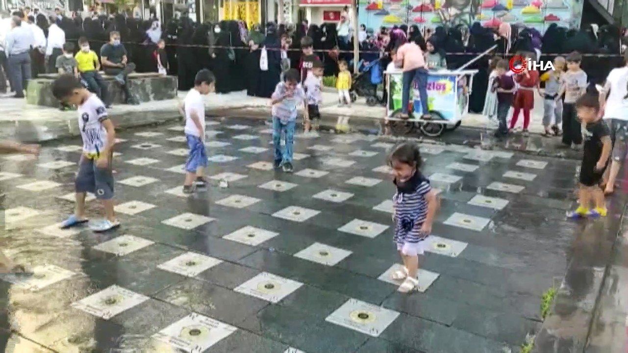 Batman'da sıcaktan bunalan çocuklar, fıskiyelerin altında serinlemeye çalıştı