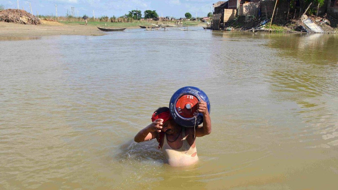 Bihar Floods: Many villages submerged in West C...