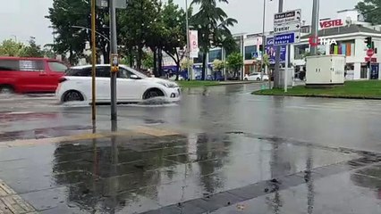 Aniden bastıran sağanak hayatı olumsuz etkiledi