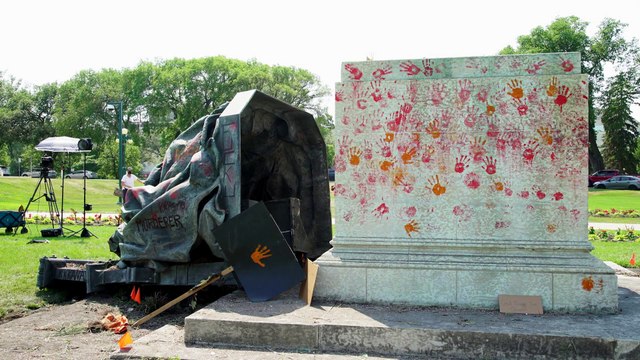 Canada : les sympathisants amérindiens déboulonnent des statues des reines d'Angleterre