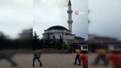 Yıldırım düşen caminin minaresinde yangın