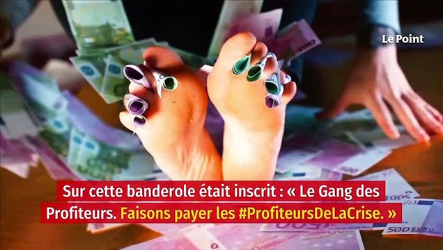 « Argent sale » : Attac repeint la Samaritaine en noir