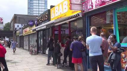 Son dakika! Eski Sağlık Bakanı Hancock'un istifasını ücretsiz 1000 kebap dağıtarak kutladılar