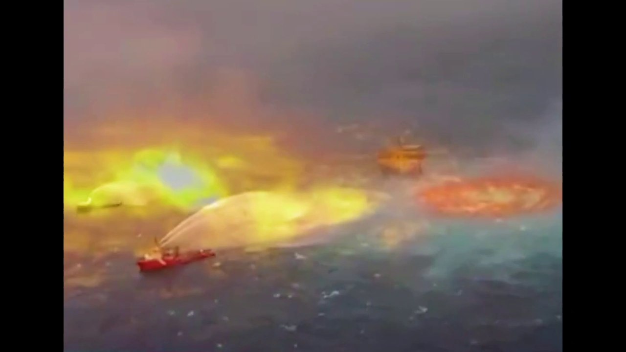 Explosion of oil pipeline in the Gulf of Mexico, flames roll like "hell's gate" - Explosion d'un oléoduc dans le golfe du Mexique, les flammes roulent comme "la porte de l'enfer"