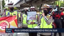 Polisi Dan Superhero Bagikan Masker Ke Pengguna Jalan