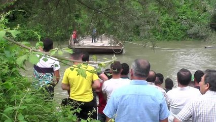 Télécharger la video: Sakarya Nehri'ne girdikten sonra gözden kaybolan genç için arama çalışması