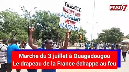 Le drapeau de France a failli être brûlé lors d'une manifestation au Burkina Faso