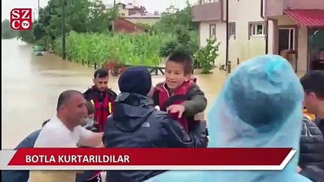 Sel nedeniyle mahsur kalan öğrenci ve öğretmenler botla kurtarıldı