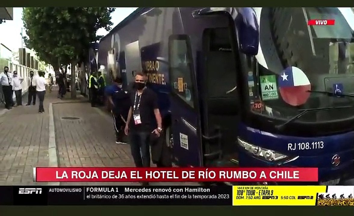 Marcelino firma camiseta en Brasil
