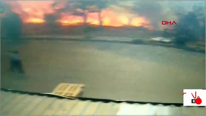 Alevler fabrikaya dayandı! İşçiler ellerinde yangın söndürme tüpleriyle bekledi